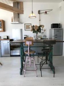 Η κουζίνα ή μικρή κουζίνα στο Le Nid du Héron, maison avec piscine chauffée privative au cœur de Nantes
