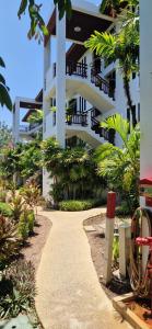 Κήπος έξω από το Two bedroom apartment near Naiharn beach