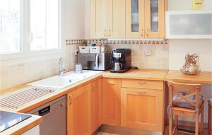 Dapur atau dapur kecil di 3 Bedroom Lovely Home In Belcodène