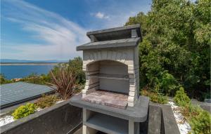 un horno de ladrillo sentado en la parte superior de una pared en 3 Bedroom Cozy Home In Dramalj, en Dramalj