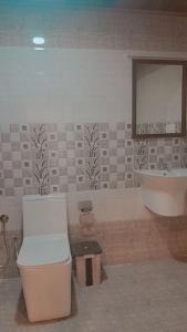 un bagno con un water, un lavandino e una vasca di ANGEL homestay kochi a Cochin