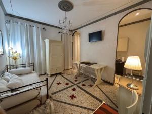 TV a/nebo společenská místnost v ubytování Palazzo Mari suite & rooms b&b