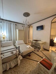 Postel nebo postele na pokoji v ubytování Palazzo Mari suite & rooms b&b