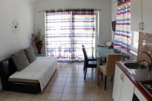 a living room with a couch and a table at apartmant Clinton in Igrane
