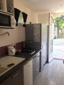 Kuchyň nebo kuchyňský kout v ubytování Studio indépendant en RDC de villa, parking