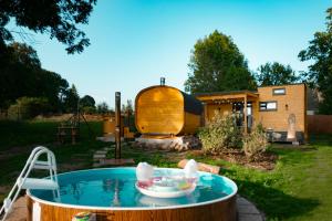 Κήπος έξω από το Tinyhouse u Nosála
