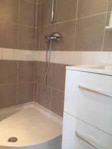Koupelna v ubytování Studio indépendant en RDC de villa, parking