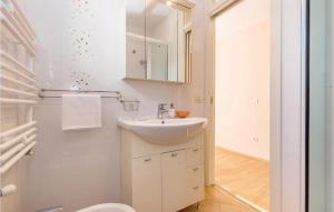 Ein Badezimmer in der Unterkunft Gorgeous Home In Jadranovo With Kitchen