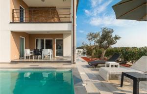 普拉Villa Gusto的一栋房子前面有游泳池