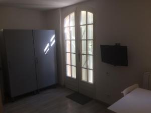 Postel nebo postele na pokoji v ubytování Studio indépendant en RDC de villa, parking