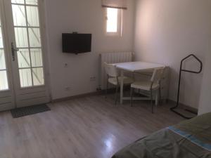 TV a/nebo společenská místnost v ubytování Studio indépendant en RDC de villa, parking