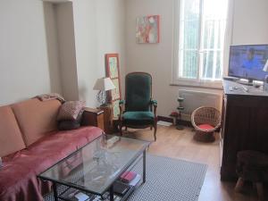 a living room with a couch and a glass table at Chez Annie Chambre chez l'habitant in Distré