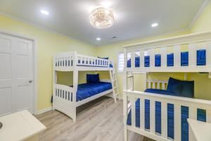 Voodi või voodid majutusasutuse Steps to Ocean Colorful Abode in Fenwick Island toas
