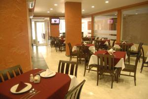 ein Esszimmer mit Tischen und Stühlen in der Unterkunft Hotel Gran Via Veracruz in Veracruz