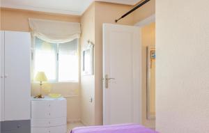 Łóżko lub łóżka w pokoju w obiekcie Cozy Apartment In Torrevieja With Wifi