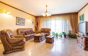 TV a/nebo společenská místnost v ubytování 3 Bedroom Amazing Home In Jurdani