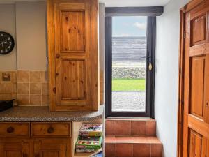 ベイクウェルにあるTom Wragg Suite - Uk40248の木製のドアと窓のあるキッチン +22枚の写真