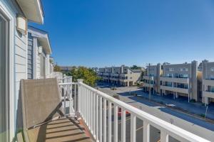 Rõdu või terrass majutusasutuses Steps to Ocean Colorful Abode in Fenwick Island