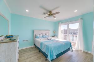 Voodi või voodid majutusasutuse Steps to Ocean Colorful Abode in Fenwick Island toas