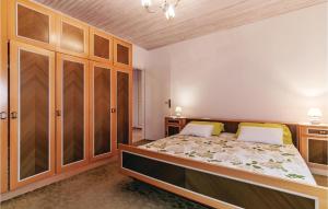 Posteľ alebo postele v izbe v ubytovaní Six-Bedroom Holiday Home In Sv, Filip I Jakov