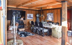 a dining room with a table and chairs in a room at 3 Bedroom Cozy Apartment In Ål in Skarsgård +16 photos