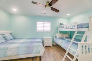 Voodi või voodid majutusasutuse Steps to Ocean Colorful Abode in Fenwick Island toas