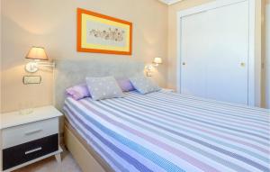 Łóżko lub łóżka w pokoju w obiekcie Cozy Apartment In Torrevieja With Wifi