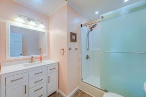 Vannituba majutusasutuses Steps to Ocean Colorful Abode in Fenwick Island