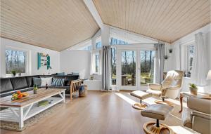 Istumisnurk majutusasutuses Amazing Home In Bindslev With Wifi