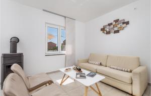 a living room with a couch and a table at Stunning Home In Lun With Wifi in Lun
