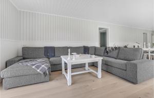 Posezení v ubytování Cozy Home In Aakirkeby With Kitchen