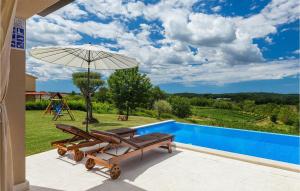 een terras met een zwembad, een parasol en een schommel bij Villa Pilati in Poreč