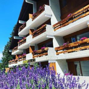 クランにあるResidence Caddies Clubの紫の花の建物