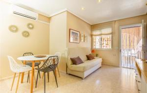 Część wypoczynkowa w obiekcie Cozy Apartment In Torrevieja With Wifi