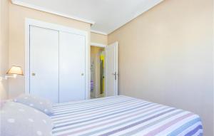 Łóżko lub łóżka w pokoju w obiekcie Cozy Apartment In Torrevieja With Wifi