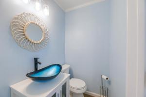 Vannituba majutusasutuses Steps to Ocean Colorful Abode in Fenwick Island