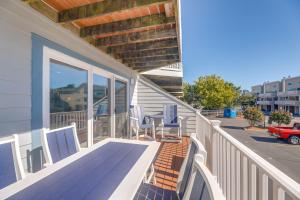 Rõdu või terrass majutusasutuses Steps to Ocean Colorful Abode in Fenwick Island