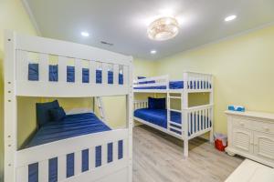 Voodi või voodid majutusasutuse Steps to Ocean Colorful Abode in Fenwick Island toas