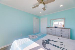 Voodi või voodid majutusasutuse Steps to Ocean Colorful Abode in Fenwick Island toas