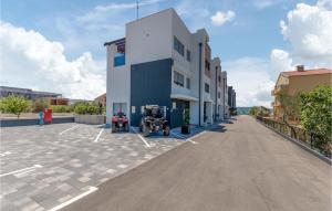 un edificio con due moto parcheggiate in un parcheggio di Beach Front Home In Sukosan With Wifi a Sukošan (San Cassiano) Altre 17 foto