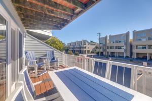 Rõdu või terrass majutusasutuses Steps to Ocean Colorful Abode in Fenwick Island