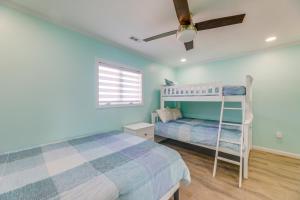 Voodi või voodid majutusasutuse Steps to Ocean Colorful Abode in Fenwick Island toas