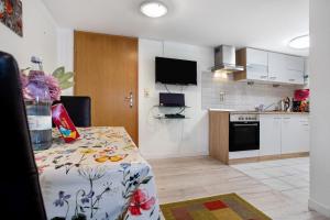 una cocina con una mesa con una botella. en Bäckerhus - Ferienwohnung 2, en Wiek auf Rügen