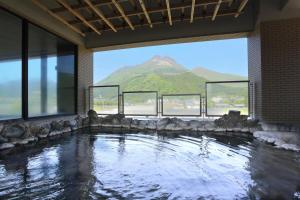 Swimmingpoolen hos eller tæt på Yufuin Hotel Shuhokan