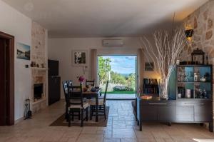 eine Küche und ein Esszimmer mit Tisch und Stühlen in der Unterkunft Villa Maremonti in Santa Lucia