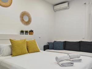 Łóżko lub łóżka w pokoju w obiekcie Estudio BenalBeach NEW