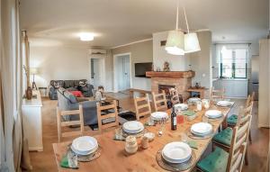 Khu vực ghế ngồi tại Lovely Home In Gizycko With Wifi