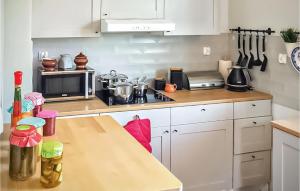 Nhà bếp/bếp nhỏ tại Lovely Home In Gizycko With Wifi