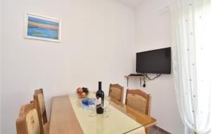 TV a/nebo společenská místnost v ubytování Two-Bedroom Apartment In Podstrana + 10 fotografií