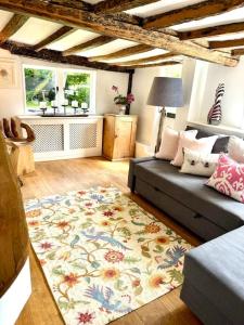 ein Wohnzimmer mit einer Couch und einem Teppich in der Unterkunft Perfect country cottage retreat! in Fyfield + 50 Fotos